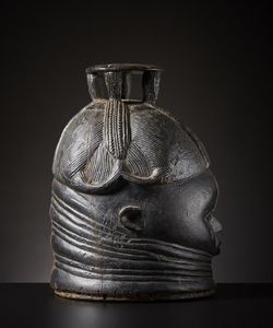 Mende - Sierra Leone : Maschera a casco.Legno duro  a patina nera, chiodi.Mancanze, difetti, restauri e magnifici segni d'uso.Ex collezione Ren� Druart.  - Asta Asta 365 | ARTE AFRICANA, OCEANICA E DELLE AMERICHE - ARTE AFRICANA Tradizionale - Associazione Nazionale - Case d'Asta italiane