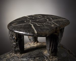 Mende - Sierra Leone : Maschera a casco.Legno duro  a patina nera, chiodi.Mancanze, difetti, restauri e magnifici segni d'uso.Ex collezione Ren� Druart.  - Asta Asta 365 | ARTE AFRICANA, OCEANICA E DELLE AMERICHE - ARTE AFRICANA Tradizionale - Associazione Nazionale - Case d'Asta italiane