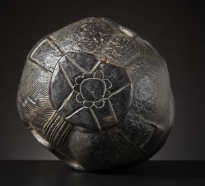 Mende - Sierra Leone : Maschera a casco.Legno duro  a patina nera, chiodi.Mancanze, difetti, restauri e magnifici segni d'uso.Ex collezione Ren� Druart.  - Asta Asta 365 | ARTE AFRICANA, OCEANICA E DELLE AMERICHE - ARTE AFRICANA Tradizionale - Associazione Nazionale - Case d'Asta italiane