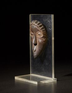 Bassa - Liberia : Maschera in miniatura.Legno duro a patina scura.Segni d'usosu supporto in plexiglass  - Asta Asta 365 | ARTE AFRICANA, OCEANICA E DELLE AMERICHE - ARTE AFRICANA Tradizionale - Associazione Nazionale - Case d'Asta italiane