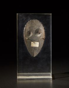 Bassa - Liberia : Maschera in miniatura.Legno duro a patina scura.Segni d'usosu supporto in plexiglass  - Asta Asta 365 | ARTE AFRICANA, OCEANICA E DELLE AMERICHE - ARTE AFRICANA Tradizionale - Associazione Nazionale - Case d'Asta italiane