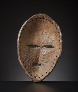 Dan - Costa d'Avorio/Liberia : Maschera Dan.Legno duro a patina lucida, pigmento nero e metallo.Segni d'uso.  - Asta Asta 365 | ARTE AFRICANA, OCEANICA E DELLE AMERICHE - ARTE AFRICANA Tradizionale - Associazione Nazionale - Case d'Asta italiane