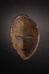 Dan - Costa d'Avorio/Liberia : Maschera Dan.Legno duro a patina lucida, pigmento nero e metallo.Segni d'uso.  - Asta Asta 365 | ARTE AFRICANA, OCEANICA E DELLE AMERICHE - ARTE AFRICANA Tradizionale - Associazione Nazionale - Case d'Asta italiane