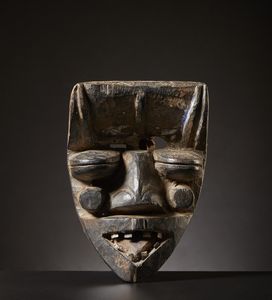 Guer�/ We - Liberia : Maschera Von Gla.Legno duro a patina scura, metallo pigmenti e caolino.Segni d'uso.Ex collezione Raffaele Carrieri.  - Asta Asta 365 | ARTE AFRICANA, OCEANICA E DELLE AMERICHE - ARTE AFRICANA Tradizionale - Associazione Nazionale - Case d'Asta italiane