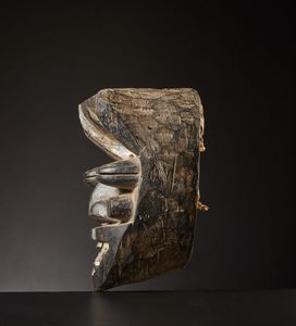 Guer�/ We - Liberia : Maschera Von Gla.Legno duro a patina scura, metallo pigmenti e caolino.Segni d'uso.Ex collezione Raffaele Carrieri.  - Asta Asta 365 | ARTE AFRICANA, OCEANICA E DELLE AMERICHE - ARTE AFRICANA Tradizionale - Associazione Nazionale - Case d'Asta italiane