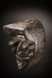 Guer�/ We - Liberia : Maschera Von Gla.Legno duro a patina scura, metallo pigmenti e caolino.Segni d'uso.Ex collezione Raffaele Carrieri.  - Asta Asta 365 | ARTE AFRICANA, OCEANICA E DELLE AMERICHE - ARTE AFRICANA Tradizionale - Associazione Nazionale - Case d'Asta italiane