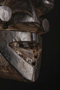 Guer�/ We - Liberia : Maschera Von Gla.Legno duro a patina scura, metallo pigmenti e caolino.Segni d'uso.Ex collezione Raffaele Carrieri.  - Asta Asta 365 | ARTE AFRICANA, OCEANICA E DELLE AMERICHE - ARTE AFRICANA Tradizionale - Associazione Nazionale - Case d'Asta italiane
