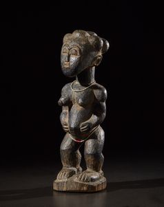 Agni/Ebrie/Atie - Costa d'Avorio, Regione dei Laghi : Figura femminile o Nkpasopi.Legno duro a patina scura, pigmenti e perline.Difetti e segni d'uso.  - Asta Asta 365 | ARTE AFRICANA, OCEANICA E DELLE AMERICHE - ARTE AFRICANA Tradizionale - Associazione Nazionale - Case d'Asta italiane