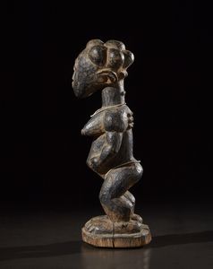 Agni/Ebrie/Atie - Costa d'Avorio, Regione dei Laghi : Figura femminile o Nkpasopi.Legno duro a patina scura, pigmenti e perline.Difetti e segni d'uso.  - Asta Asta 365 | ARTE AFRICANA, OCEANICA E DELLE AMERICHE - ARTE AFRICANA Tradizionale - Associazione Nazionale - Case d'Asta italiane