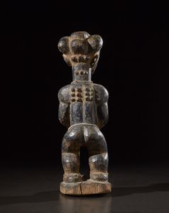 Agni/Ebrie/Atie - Costa d'Avorio, Regione dei Laghi : Figura femminile o Nkpasopi.Legno duro a patina scura, pigmenti e perline.Difetti e segni d'uso.  - Asta Asta 365 | ARTE AFRICANA, OCEANICA E DELLE AMERICHE - ARTE AFRICANA Tradizionale - Associazione Nazionale - Case d'Asta italiane