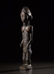 Baule - Costa d'Avorio - Figura maschile di antenato.Legno duro a patina scura.Segni d'uso.Un restauro alla base, segni d'uso.