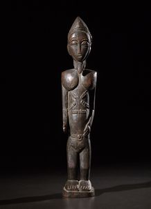 Baule - Costa d'Avorio : Figura maschile di antenato.Legno duro a patina scura.Segni d'uso.Un restauro alla base, segni d'uso.  - Asta Asta 365 | ARTE AFRICANA, OCEANICA E DELLE AMERICHE - ARTE AFRICANA Tradizionale - Associazione Nazionale - Case d'Asta italiane
