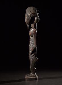 Baule - Costa d'Avorio : Figura maschile di antenato.Legno duro a patina scura.Segni d'uso.Un restauro alla base, segni d'uso.  - Asta Asta 365 | ARTE AFRICANA, OCEANICA E DELLE AMERICHE - ARTE AFRICANA Tradizionale - Associazione Nazionale - Case d'Asta italiane