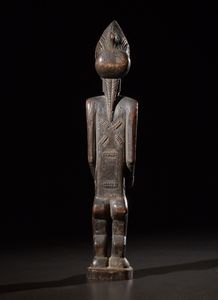 Baule - Costa d'Avorio : Figura maschile di antenato.Legno duro a patina scura.Segni d'uso.Un restauro alla base, segni d'uso.  - Asta Asta 365 | ARTE AFRICANA, OCEANICA E DELLE AMERICHE - ARTE AFRICANA Tradizionale - Associazione Nazionale - Case d'Asta italiane