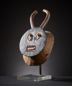 Baule - Costa d'Avorio : Maschera Kpl Kpl.Legno duro, pigmenti industriali.Restauri e segni d'uso.Con base.  - Asta Asta 365 | ARTE AFRICANA, OCEANICA E DELLE AMERICHE - ARTE AFRICANA Tradizionale - Associazione Nazionale - Case d'Asta italiane