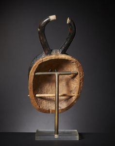 Baule - Costa d'Avorio : Maschera Kpl Kpl.Legno duro, pigmenti industriali.Restauri e segni d'uso.Con base.  - Asta Asta 365 | ARTE AFRICANA, OCEANICA E DELLE AMERICHE - ARTE AFRICANA Tradizionale - Associazione Nazionale - Case d'Asta italiane