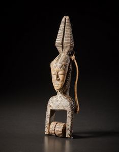 Guro - Costa d'Avorio : Puleggia da telaio.Legno duro con patina scura.Segni d'uso.  - Asta Asta 365 | ARTE AFRICANA, OCEANICA E DELLE AMERICHE - ARTE AFRICANA Tradizionale - Associazione Nazionale - Case d'Asta italiane