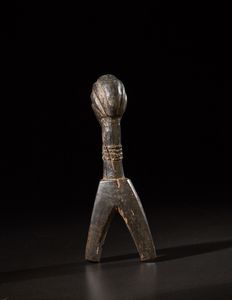 Guro - Costa d'Avorio : Puleggia da  telaio.Legno duro a patina scura.Segni d'uso.  - Asta Asta 365 | ARTE AFRICANA, OCEANICA E DELLE AMERICHE - ARTE AFRICANA Tradizionale - Associazione Nazionale - Case d'Asta italiane
