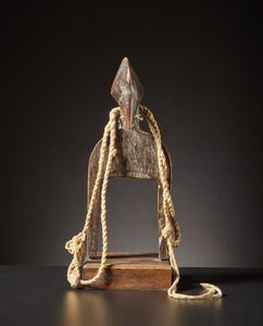 Senufo - Costa d'Avorio, Mali : Puleggia da telaio.Legno duro a patina chiara.Segni d'uso.Con base e vecchia etichetta di collezione.  - Asta Asta 365 | ARTE AFRICANA, OCEANICA E DELLE AMERICHE - ARTE AFRICANA Tradizionale - Associazione Nazionale - Case d'Asta italiane