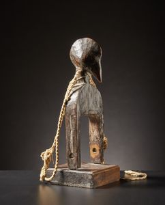Senufo - Costa d'Avorio, Mali : Puleggia da telaio.Legno duro a patina chiara.Segni d'uso.Con base e vecchia etichetta di collezione.  - Asta Asta 365 | ARTE AFRICANA, OCEANICA E DELLE AMERICHE - ARTE AFRICANA Tradizionale - Associazione Nazionale - Case d'Asta italiane