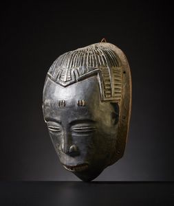 Guro - Costa d'Avorio : Maschera Gugu.Legno duro a patina scura.Difetti, mancanze e notevoli segni d'uso.  - Asta Asta 365 | ARTE AFRICANA, OCEANICA E DELLE AMERICHE - ARTE AFRICANA Tradizionale - Associazione Nazionale - Case d'Asta italiane