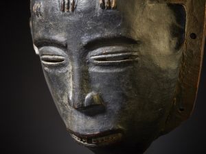 Guro - Costa d'Avorio : Maschera Gugu.Legno duro a patina scura.Difetti, mancanze e notevoli segni d'uso.  - Asta Asta 365 | ARTE AFRICANA, OCEANICA E DELLE AMERICHE - ARTE AFRICANA Tradizionale - Associazione Nazionale - Case d'Asta italiane