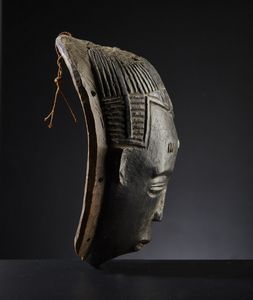 Guro - Costa d'Avorio : Maschera Gugu.Legno duro a patina scura.Difetti, mancanze e notevoli segni d'uso.  - Asta Asta 365 | ARTE AFRICANA, OCEANICA E DELLE AMERICHE - ARTE AFRICANA Tradizionale - Associazione Nazionale - Case d'Asta italiane