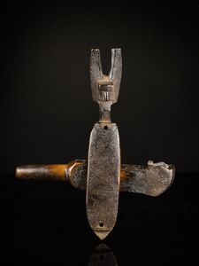 Bambara - Mali - Serratura per porta di granaio.Legno duro a patina scura e lucida, metallo. Segni d'uso.