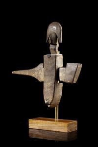 Bambara - Mali : Serratura per porta di granaio.Legno duro a patina naturale.Segni d'uso.Con base.  - Asta Asta 365 | ARTE AFRICANA, OCEANICA E DELLE AMERICHE - ARTE AFRICANA Tradizionale - Associazione Nazionale - Case d'Asta italiane