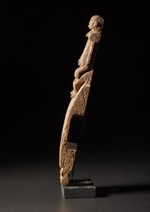 Dogon - Mali : Serratura per  porta di granaio.Legno duro a patina naturale. Segni d'uso.Con base.  - Asta Asta 365 | ARTE AFRICANA, OCEANICA E DELLE AMERICHE - ARTE AFRICANA Tradizionale - Associazione Nazionale - Case d'Asta italiane