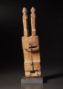 Dogon - Mali : Serratura per  porta di granaio.Legno duro a patina naturale. Segni d'uso.Con base.  - Asta Asta 365 | ARTE AFRICANA, OCEANICA E DELLE AMERICHE - ARTE AFRICANA Tradizionale - Associazione Nazionale - Case d'Asta italiane