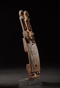 Dogon - Mali : Serratura per  porta di granaio.Legno duro a patina naturale. Segni d'uso.Con base.  - Asta Asta 365 | ARTE AFRICANA, OCEANICA E DELLE AMERICHE - ARTE AFRICANA Tradizionale - Associazione Nazionale - Case d'Asta italiane