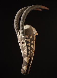 Bobo - Burkina Faso - Maschera antilope Nyanga.Legno duro a patina naturale, pigmenti.Piccoli difetti un restauro e  segni d'uso.