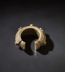 Arte africana : Bracciale moneta.Lega metallica.Segni d'uso.  - Asta Asta 365 | ARTE AFRICANA, OCEANICA E DELLE AMERICHE - ARTE AFRICANA Tradizionale - Associazione Nazionale - Case d'Asta italiane