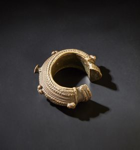 Arte africana : Bracciale moneta.Lega metallica.Segni d'uso.  - Asta Asta 365 | ARTE AFRICANA, OCEANICA E DELLE AMERICHE - ARTE AFRICANA Tradizionale - Associazione Nazionale - Case d'Asta italiane