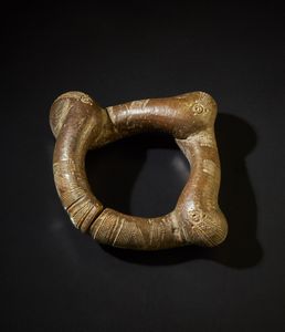 Arte africana : Bracciale moneta.Lega di bronzo.Segni d'uso.  - Asta Asta 365 | ARTE AFRICANA, OCEANICA E DELLE AMERICHE - ARTE AFRICANA Tradizionale - Associazione Nazionale - Case d'Asta italiane