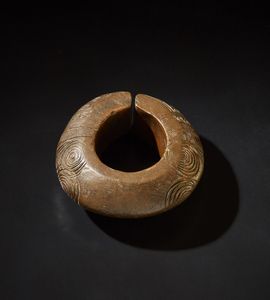 Arte africana : Bracciale moneta.Bronzo.Segni d'uso.  - Asta Asta 365 | ARTE AFRICANA, OCEANICA E DELLE AMERICHE - ARTE AFRICANA Tradizionale - Associazione Nazionale - Case d'Asta italiane