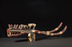 Senufo - Costa d'Avorio, Mali - Maschera a casco Kponyugo Legno e pigmenti industriali.Difetti, mancanze, un restauro e segni d'uso.