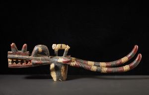 Senufo - Costa d'Avorio, Mali : Maschera a casco Kponyugo Legno e pigmenti industriali.Difetti, mancanze, un restauro e segni d'uso.  - Asta Asta 365 | ARTE AFRICANA, OCEANICA E DELLE AMERICHE - ARTE AFRICANA Tradizionale - Associazione Nazionale - Case d'Asta italiane