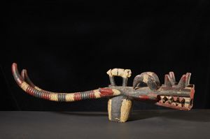 Senufo - Costa d'Avorio, Mali : Maschera a casco Kponyugo Legno e pigmenti industriali.Difetti, mancanze, un restauro e segni d'uso.  - Asta Asta 365 | ARTE AFRICANA, OCEANICA E DELLE AMERICHE - ARTE AFRICANA Tradizionale - Associazione Nazionale - Case d'Asta italiane