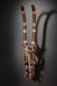 Senufo - Costa d'Avorio, Mali : Maschera a casco Kponyugo Legno e pigmenti industriali.Difetti, mancanze, un restauro e segni d'uso.  - Asta Asta 365 | ARTE AFRICANA, OCEANICA E DELLE AMERICHE - ARTE AFRICANA Tradizionale - Associazione Nazionale - Case d'Asta italiane