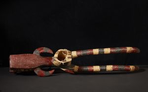 Senufo - Costa d'Avorio, Mali : Maschera a casco Kponyugo Legno e pigmenti industriali.Difetti, mancanze, un restauro e segni d'uso.  - Asta Asta 365 | ARTE AFRICANA, OCEANICA E DELLE AMERICHE - ARTE AFRICANA Tradizionale - Associazione Nazionale - Case d'Asta italiane