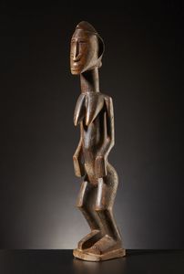 Dogon - Mali - Figura femminile di antenata.Legno duro a patina chiara e lucida, con tracce di pigmento.Difetti e segni d'uso.