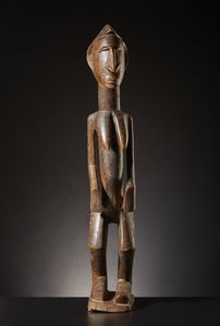 Dogon - Mali : Figura femminile di antenata.Legno duro a patina chiara e lucida, con tracce di pigmento.Difetti e segni d'uso.  - Asta Asta 365 | ARTE AFRICANA, OCEANICA E DELLE AMERICHE - ARTE AFRICANA Tradizionale - Associazione Nazionale - Case d'Asta italiane