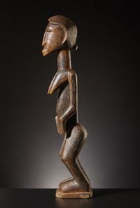 Dogon - Mali : Figura femminile di antenata.Legno duro a patina chiara e lucida, con tracce di pigmento.Difetti e segni d'uso.  - Asta Asta 365 | ARTE AFRICANA, OCEANICA E DELLE AMERICHE - ARTE AFRICANA Tradizionale - Associazione Nazionale - Case d'Asta italiane