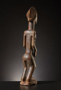 Dogon - Mali : Figura femminile di antenata.Legno duro a patina chiara e lucida, con tracce di pigmento.Difetti e segni d'uso.  - Asta Asta 365 | ARTE AFRICANA, OCEANICA E DELLE AMERICHE - ARTE AFRICANA Tradizionale - Associazione Nazionale - Case d'Asta italiane