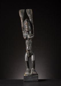 Dogon o Tellem - Mali : Figura Nommo con braccia alzate.Legno duro a patina scura.Difetti e segni d'uso.  - Asta Asta 365 | ARTE AFRICANA, OCEANICA E DELLE AMERICHE - ARTE AFRICANA Tradizionale - Associazione Nazionale - Case d'Asta italiane