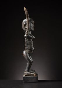 Dogon o Tellem - Mali : Figura Nommo con braccia alzate.Legno duro a patina scura.Difetti e segni d'uso.  - Asta Asta 365 | ARTE AFRICANA, OCEANICA E DELLE AMERICHE - ARTE AFRICANA Tradizionale - Associazione Nazionale - Case d'Asta italiane