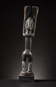 Dogon o Tellem - Mali : Figura Nommo con braccia alzate.Legno duro a patina scura.Difetti e segni d'uso.  - Asta Asta 365 | ARTE AFRICANA, OCEANICA E DELLE AMERICHE - ARTE AFRICANA Tradizionale - Associazione Nazionale - Case d'Asta italiane