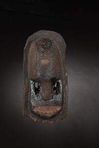 Dogon - Mali - Maschera di scimmia nera.Legno duro a patina scura, bitume e pigmenti, peli animali e fibra.Difetti e segni d'uso.